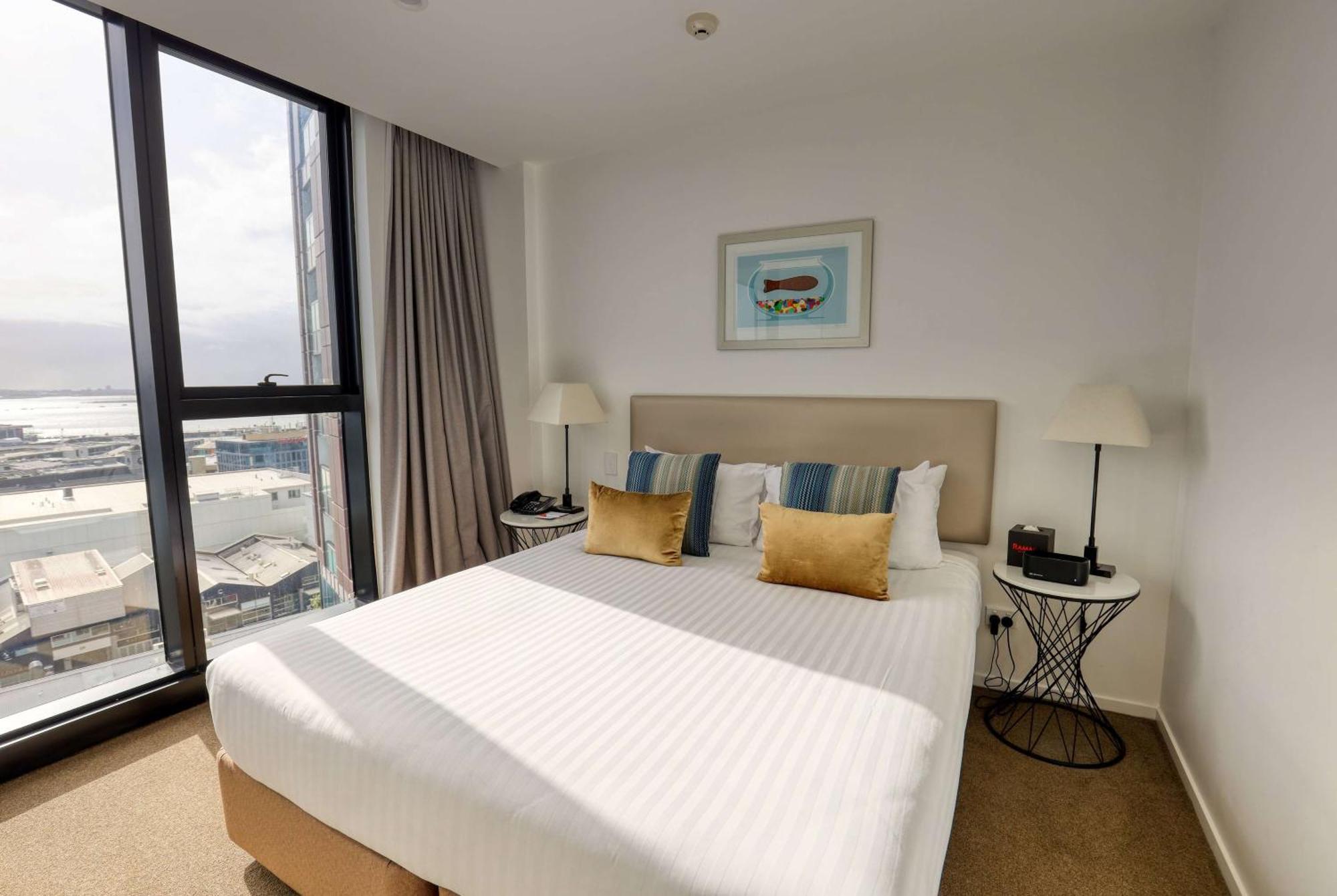 Ramada Suites By Wyndham Victoria Street West Окленд Экстерьер фото