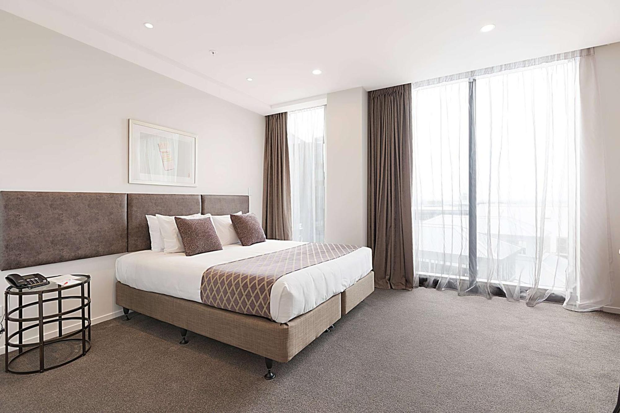 Ramada Suites By Wyndham Victoria Street West Окленд Экстерьер фото